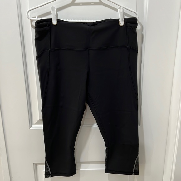 Lululemon capri pants with scalloped and mesh detail - Picture 1 of 4